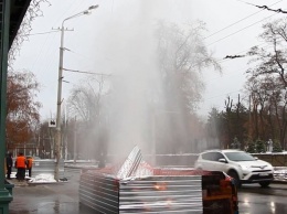 В Днепре на Соборной площади прорвало трубу: мощный фонтан воды пробил асфальт