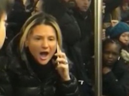 В метро Нью-Йорка женщина избила пассажира на почве расизма