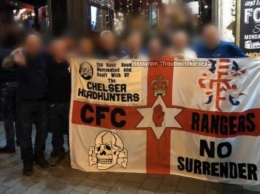 Фанаты "Челси" сфотографировались с флагом с нацистской символикой