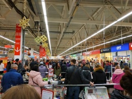 Не протолкнешься: днепряне штурмуют супермаркеты