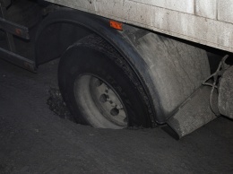 В Николаеве колесо грузовика провалилось в яму