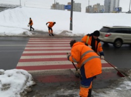 Дорожники продолжают расчистку города от снегопада, за минувшие сутки вывезли 2388 тонн снега - КГГА