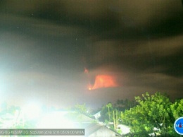 Появилось видео извержения самого крупного вулкана Индонезии
