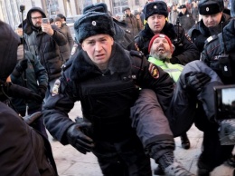 У здания ФСБ в Москве задержали участников акции против войны с Украиной
