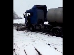 На Николаевщине спасатели вытаскивали застрявший в грязи грузовик. ВИДЕО