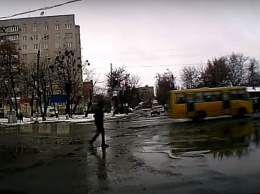 В Черкасской области мужчина на дороге совершил невероятный кульбит в луже. ВИДЕО