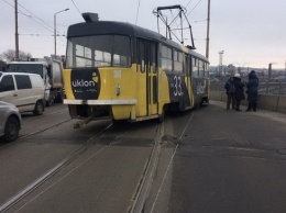 В Днепре на Амурском мосту сошел с рельсов трамвай №9: движение транспорта парализовано