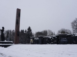 Во Львове начали демонтаж аварийной 30-метровой стелы Монумента славы