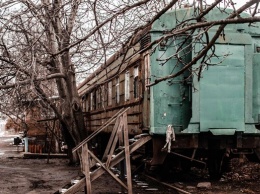 Под Одессой люди пытаются выживать в вагонах