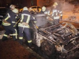 В Киеве за ночь сгорело несколько автомобилей в разных районах города (ФОТО)