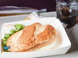 Пилот США рассказал об опасности еды на борту самолета