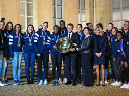 Эммануэль и Брижит Макрон приняли в Елисейском дворце женскую сборную Франции по гандболу