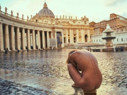 Модель Playboy бегала голой по Ватикану. И не только. ФОТО