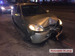 В Николаеве автомобиль врезался в столб