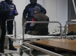 В Николаеве с полицией выгоняли бездомного, который хотел переночевать на больничной койке
