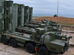 "Нападение" с воздуха: боевые расчеты С-400 в Крыму провели учения по ПВО