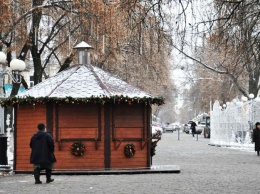 В центре Полтавы открылась новогодняя ярмарка: 10 деревянных домиков уже работают