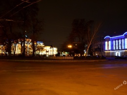 Привокзальная площадь Одессы преобразилась к Новому году (фото)