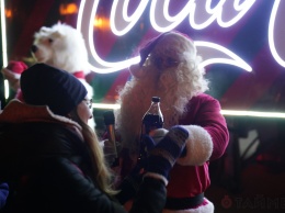 По Одессе ездил новогодний грузовик Coca-Cola и раздавал газировку за песни
