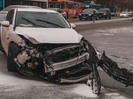 В Днепре на Гагарина Mazda влетела «в лоб» мусоровоза