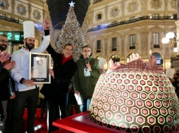 В Милане испекли самый большой в мире рождественский кекс (Фото)