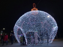 В Мелитополе зажгли новогоднюю елку. Город превратился в сказку (фото, видео)
