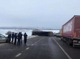 Из-за перевернувшейся фуры частично перекрыта международная трасса во Львовской области