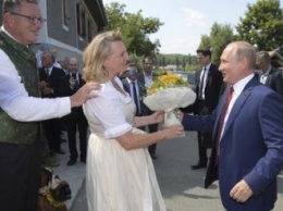 Глава МИД Австрии объяснила, зачем пригласила Путина на свадьбу
