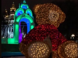 Выбирай мелодию: в центре Харькова гигантский медведь поет рождественские песни