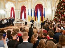 Президент на встрече с талантливой молодежью: Мы должны бороться за Украину на Донбассе