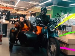 "Оставляю свой дом": alyona alyona сняла клип, как едет из Барышевки на мотоцикле с коляской