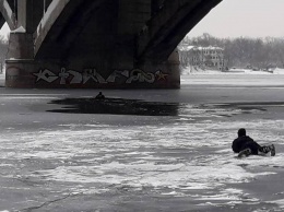 Появилось видео, как из реки доставали упавшего с моста Метро мужчину