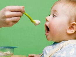 Кормить детей твердой едой до 6 месяцев - вредно и опасно! Вот почему