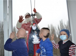 Дед Мороз постучал в окна отделений областной детской клинической больницы. ФОТО
