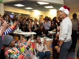 Обама нарядился Санта-Клаусом и навестил пациентов детской больницы