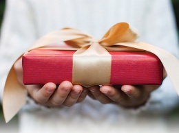 Ученые объяснили, почему дарить подарки приятнее, чем получать