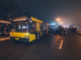 В Киеве Mercedes влетел в автобус: погибшую вырезали из авто (видео)