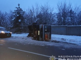Под Киевом перевернулась маршрутка, почти 10 человек пострадало