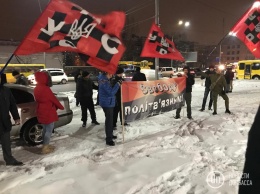 В Киеве снова пикетируют Посольство РФ из-за войны на Донбассе