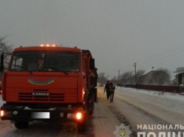 Водитель грузовика не заметил пьяного отдыхающего на дороге