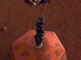 NASA показало, как InSight установил сейсмометр на поверхность Марса