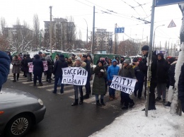 На Нивках протестующие перекрыли дорогу