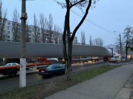 Необычное зрелище: по улицам Одессы провезли гигантскую лопасть