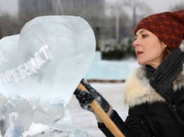 Зимние забавы: Елена Лядова и Владимир Вдовиченков поучаствовали в состязании скульпторов по льду