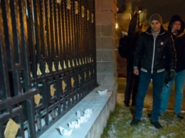 В Минске суд оштрафовал участников акции, которые принесли бумажные кораблики к посольству РФ