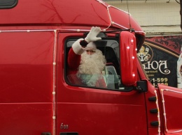 Свято наближається: в Запорожье приехал праздничный грузовик Coca-Cola (ФОТО)