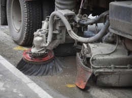 В Херсоне коммунальщики феерично чистят дороги в дождь