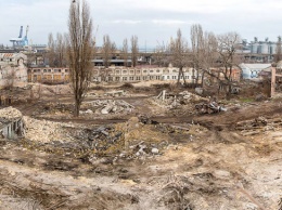 На спуске Маринеско сносят руины цехов судоремонтного завода: здесь появятся заправка и бизнес-центр
