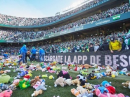В Севилье футбольное поле забросали тысячами мягких игрушек