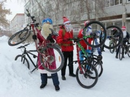 В Новосибирске по центру города промчались Деды Морозы - велосипедисты